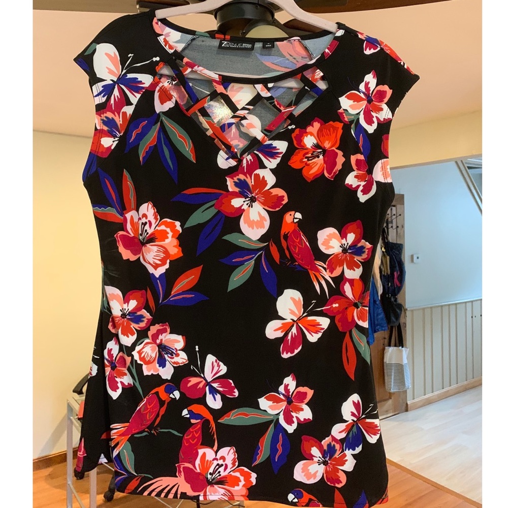 Floral lattice neck shirt